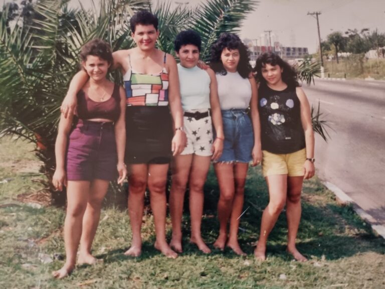 Penha e suas amigas quando jovens na avenida Zaki Narchi